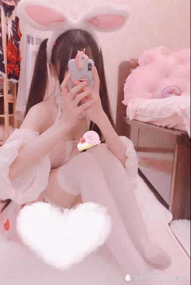 蔡萝莉吃瓜图片,萌态尽显，网友直呼可爱到爆