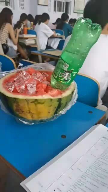 夏天夜晚吃瓜图,清凉一夏的甜蜜时光