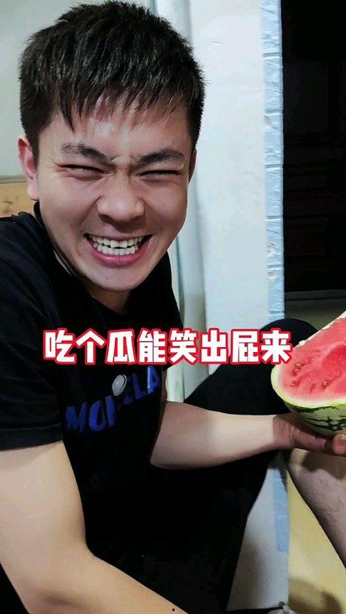 奇葩情侣吃瓜图片,甜蜜与搞笑并存