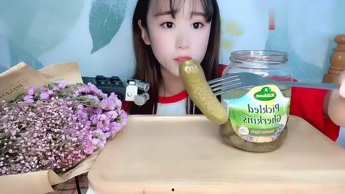 小姐姐吃腌瓜,小姐姐的腌瓜美食之旅